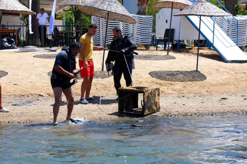 Bodrum'da 4 kişi denize daldı, aşağıda korkunç bir Türkiye gerçeğini gördüler - Resim: 4