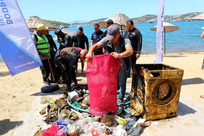 Bodrum'da 4 kişi denize daldı, aşağıda korkunç bir Türkiye gerçeğini gördüler - Resim: 1