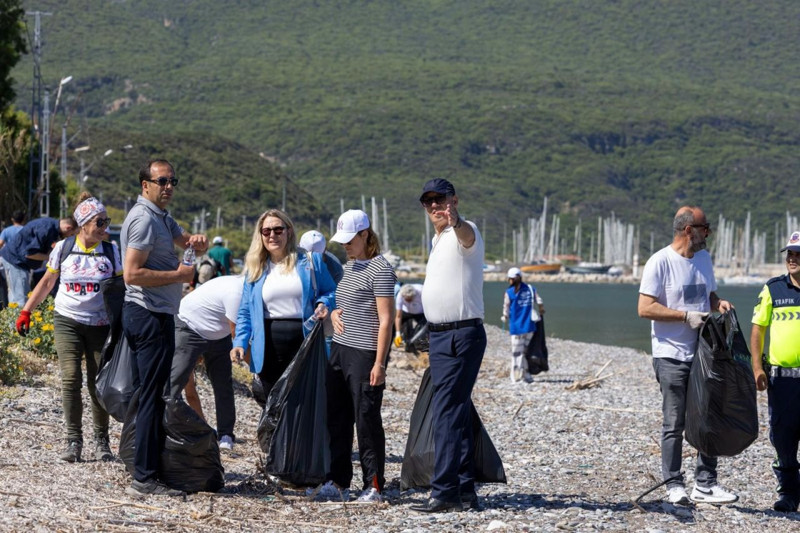 Muğla’da toplamda tam 2 ton birer birer toplanmasının ardından siyah poşetlere yerleştirildi. Kamyon bile taşımakta zorlandı - Resim: 1