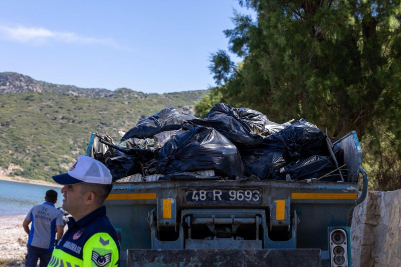 Muğla’da toplamda tam 2 ton birer birer toplanmasının ardından siyah poşetlere yerleştirildi. Kamyon bile taşımakta zorlandı - Resim: 2