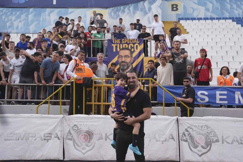 Arda Turan hayırlı olsun! 2 yıllık sözleşmeyi imzaladı! Yeni takımı belli oldu - Resim: 4