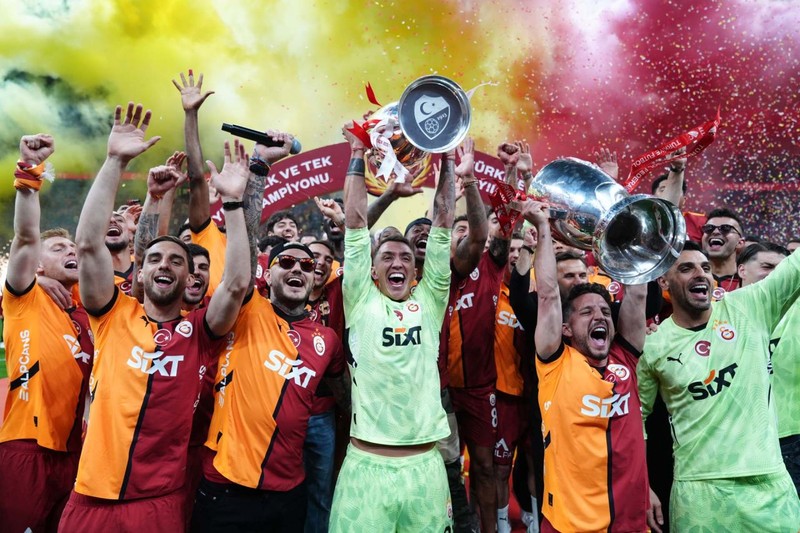 Çifte şampiyonluk ödüllendirilecek! Galatasaray'dan Okan Buruk'a yüzde 61.44  zam! Yeni maaşı ortaya çıktı - Resim: 1