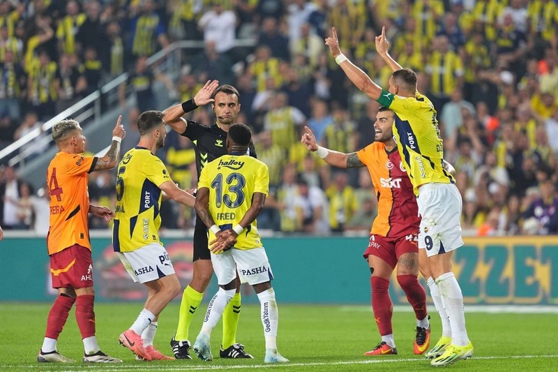 Galatasaray’dan Fenerbahçe’ye yılın transfer çalımı! 32 milyon euroluk yıldızı Şampiyonlar Ligi ikna etti! 3 yıllık anlaşma sağlandı - Resim: 2