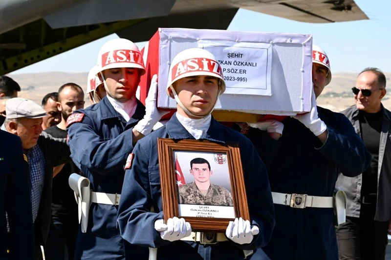 En acı veda! Türkiye şehitlerini uğurluyor - Resim: 7