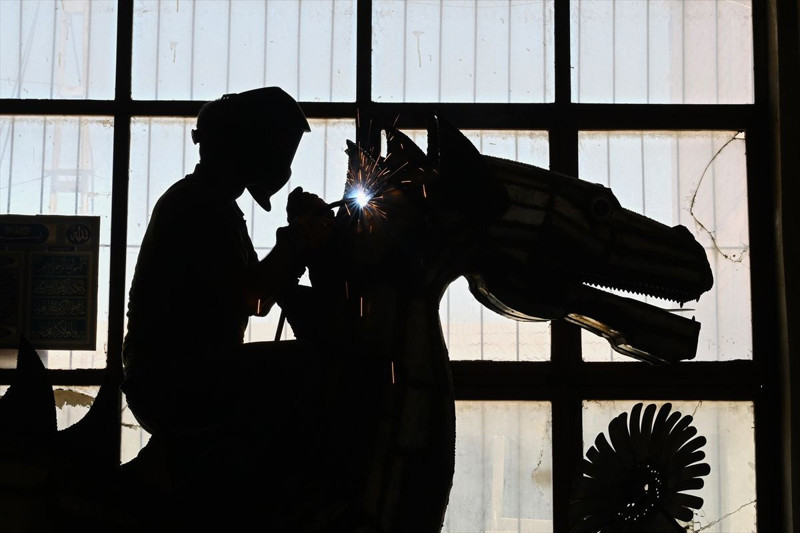 Hurdayı sanata dönüştürdü: Van Gölü Canavarı sahilde ortaya çıktı! - Resim: 4