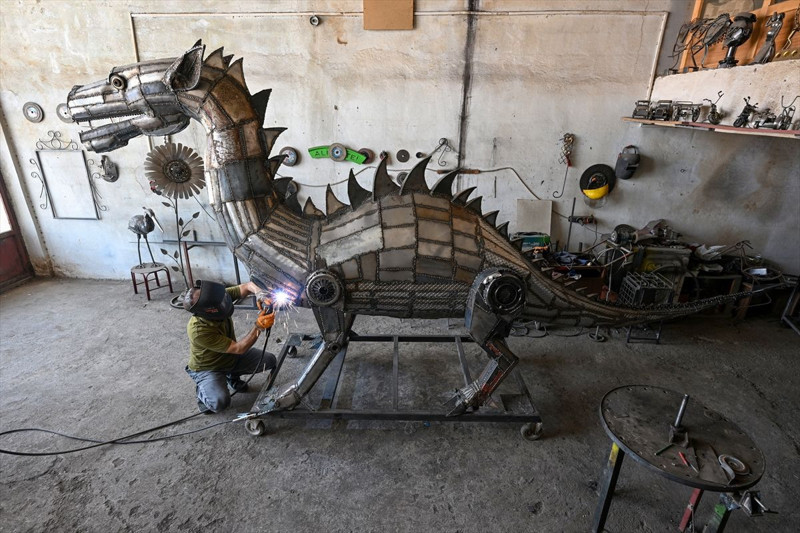 Hurdayı sanata dönüştürdü: Van Gölü Canavarı sahilde ortaya çıktı! - Resim: 6