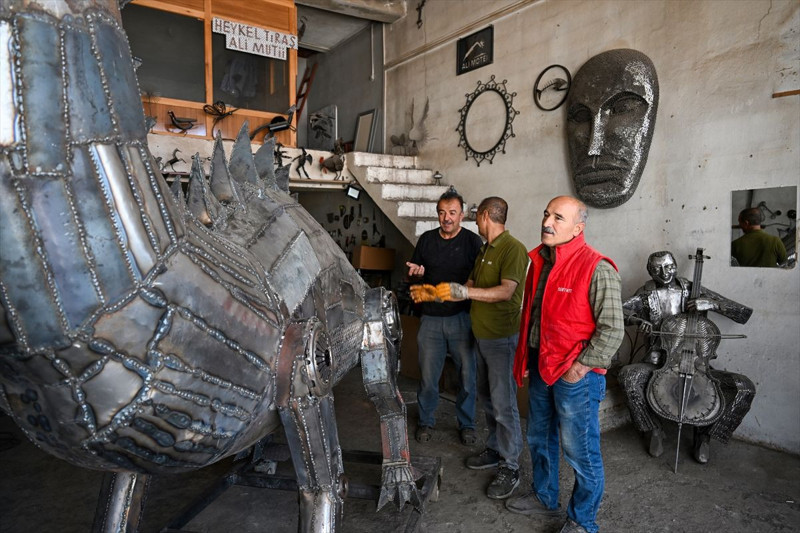Hurdayı sanata dönüştürdü: Van Gölü Canavarı sahilde ortaya çıktı! - Resim: 7