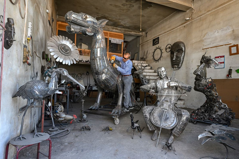 Hurdayı sanata dönüştürdü: Van Gölü Canavarı sahilde ortaya çıktı! - Resim: 8