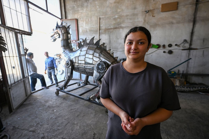 Hurdayı sanata dönüştürdü: Van Gölü Canavarı sahilde ortaya çıktı! - Resim: 10