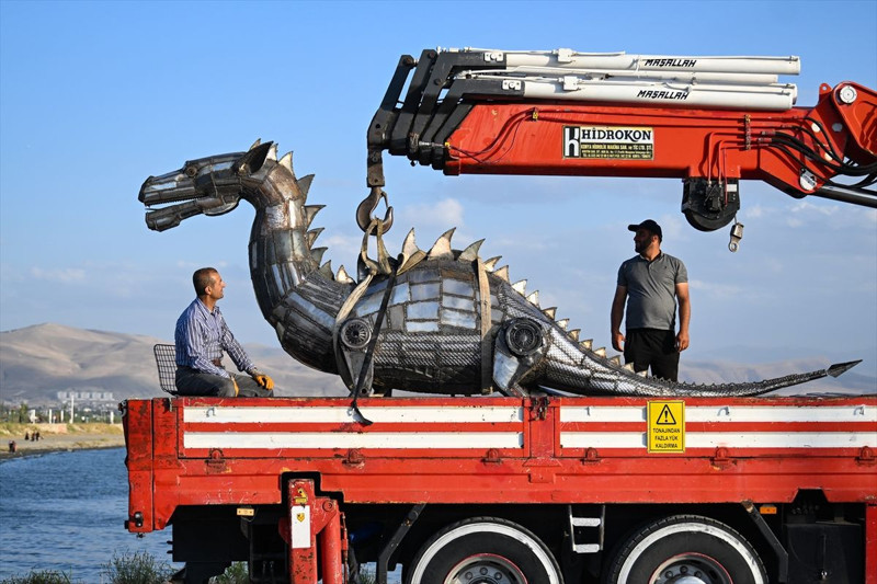 Hurdayı sanata dönüştürdü: Van Gölü Canavarı sahilde ortaya çıktı! - Resim: 11
