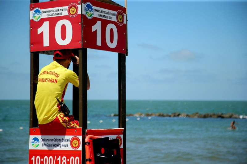 Karasu, Kaynarca ve Kocaali’de dalga ve rip akıntısı nedeniyle denize girişlere yasak getirildi - Resim: 1
