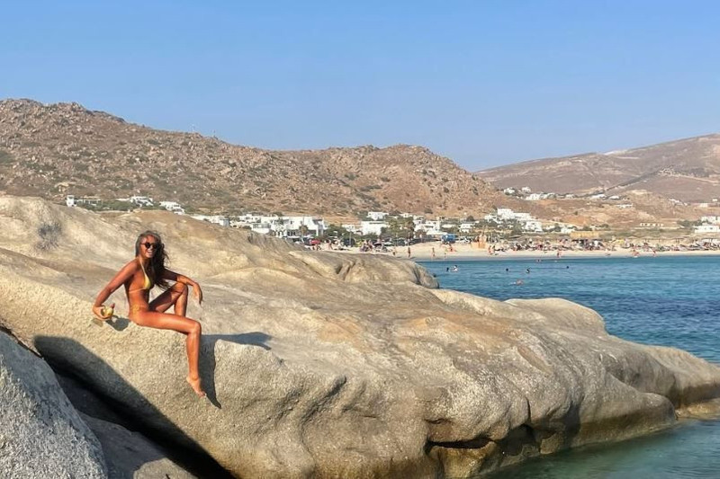 Eda Taşpınar'dan cesur tatil pozları! Bikinisiyle kayalıklara sere serpe uzandı, o hali sosyal medyayı salladı - Resim: 3