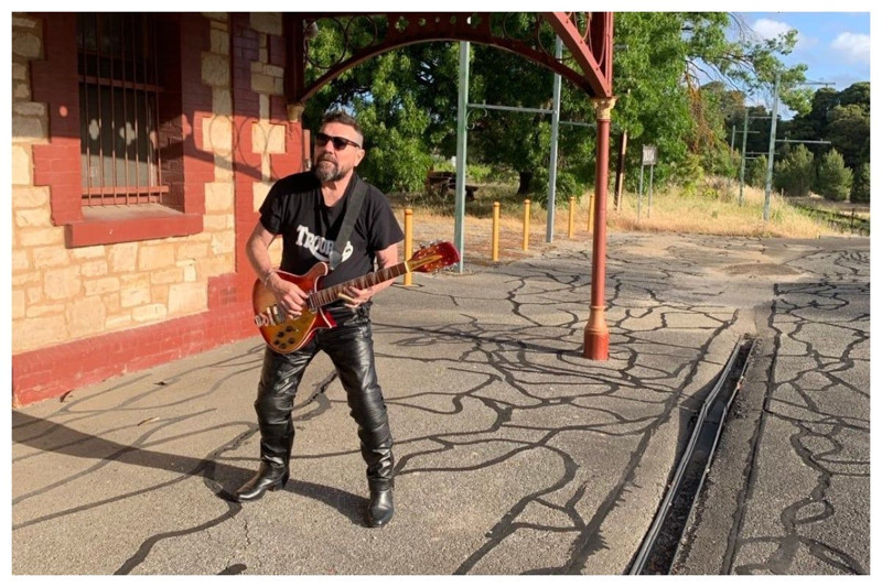 Ünlü şarkıcıdan acı haber! Trafik kazasında hayatını kaybetti - Resim: 4