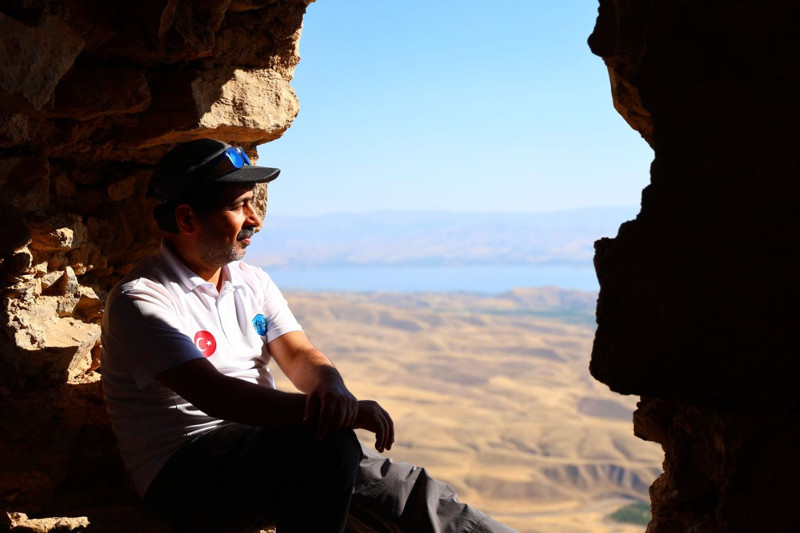 Elazığ’da Muşar Dağı zirvesinde bin yıllık Mor Ahron Manastırı keşfedil! Tüm ihtişamıyla doğa tutkunlarını ağırlıyor - Resim: 1