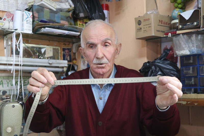 Rize’de terzi iğnesine bir ömür adadı! 62 yıl sonra emeğin sembolü seçildi - Resim: 1