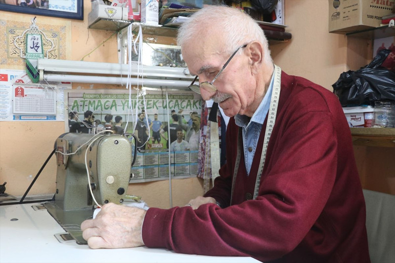 Rize’de terzi iğnesine bir ömür adadı! 62 yıl sonra emeğin sembolü seçildi - Resim: 2