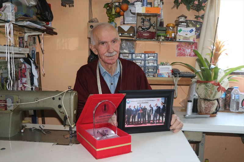 Rize’de terzi iğnesine bir ömür adadı! 62 yıl sonra emeğin sembolü seçildi - Resim: 5