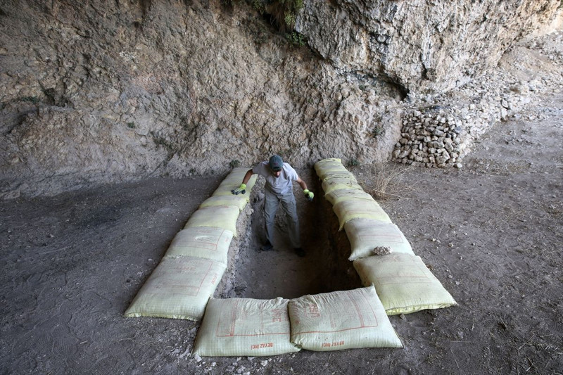 Bitlis’in Delikli Mağarası’nda 8 bin yıllık yaşam izleri bulundu! Urartu dönemine ait mezar gün yüzüne çıktı - Resim: 8