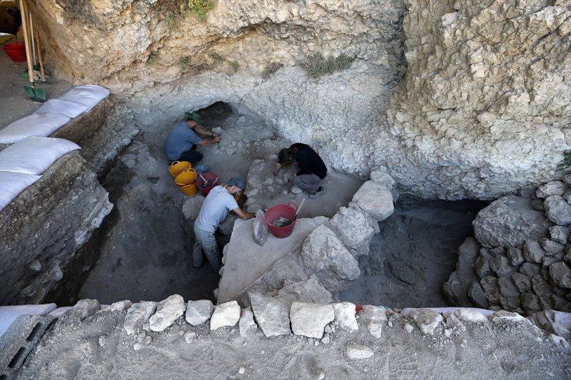 Bitlis’in Delikli Mağarası’nda 8 bin yıllık yaşam izleri bulundu! Urartu dönemine ait mezar gün yüzüne çıktı - Resim: 11