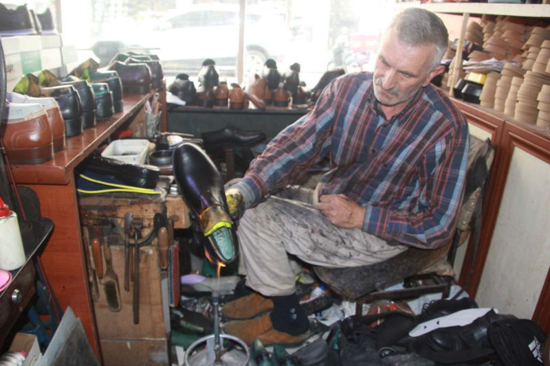 Ordu’da 40 yıllık ayakkabıcı deriyi ateşle boyuyor! “Çırak yok, meslek sönüyor” - Resim: 1