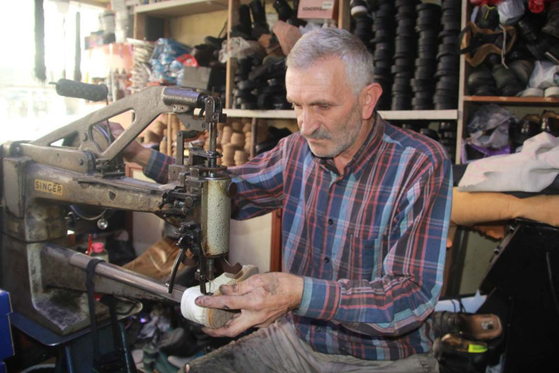 Ordu’da 40 yıllık ayakkabıcı deriyi ateşle boyuyor! “Çırak yok, meslek sönüyor” - Resim: 5
