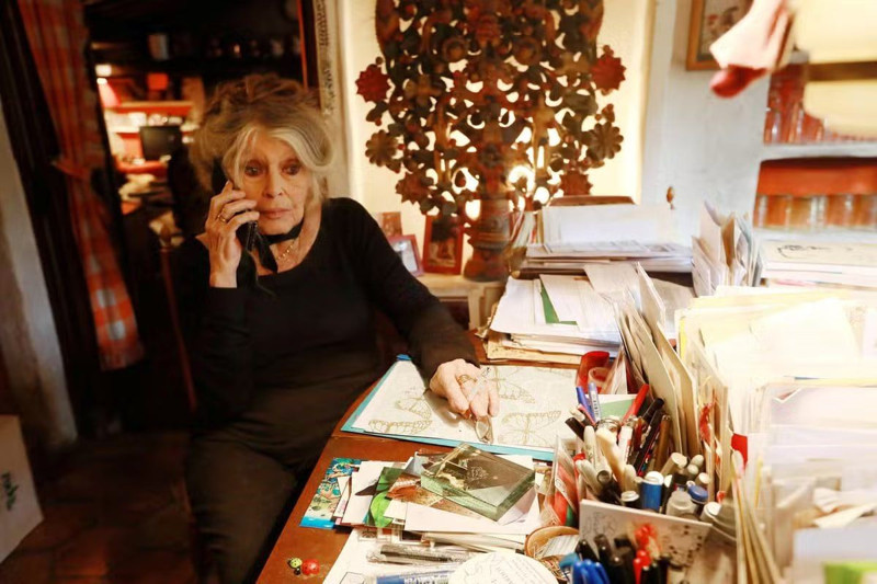 Bir dönemin efsane ismiydi! Usta oyuncu hastanede yaşam savaşı veriyor - Resim: 2