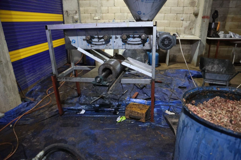 Nar ekşisi imalathanesinden hijyen skandalı! Görüntüler mide bulandırdı - Resim: 3