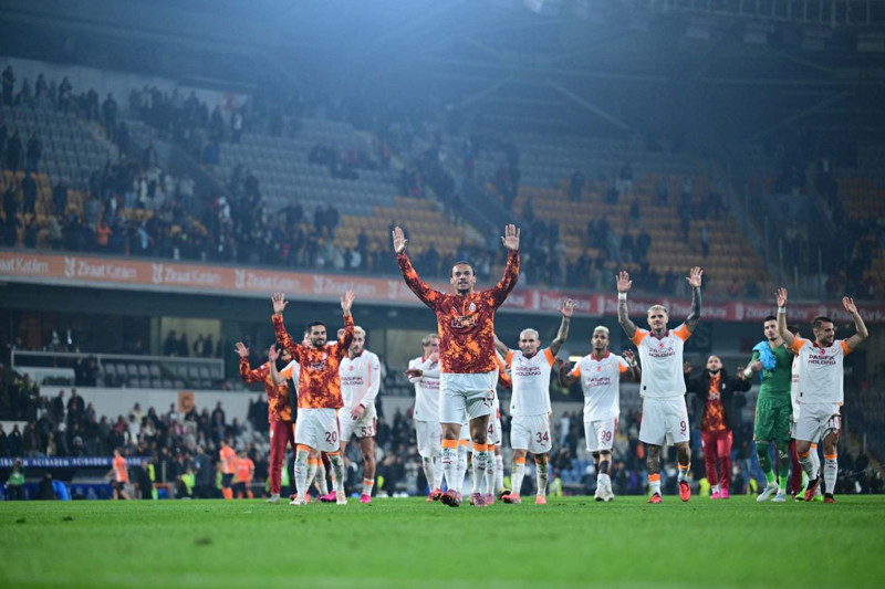 Başakşehir maçında hayal kırıklığı yaratmıştı! Galatasaray efsanesinden yıldız isim için şok yorum: “Hiç düşünmem satarım” - Resim: 7