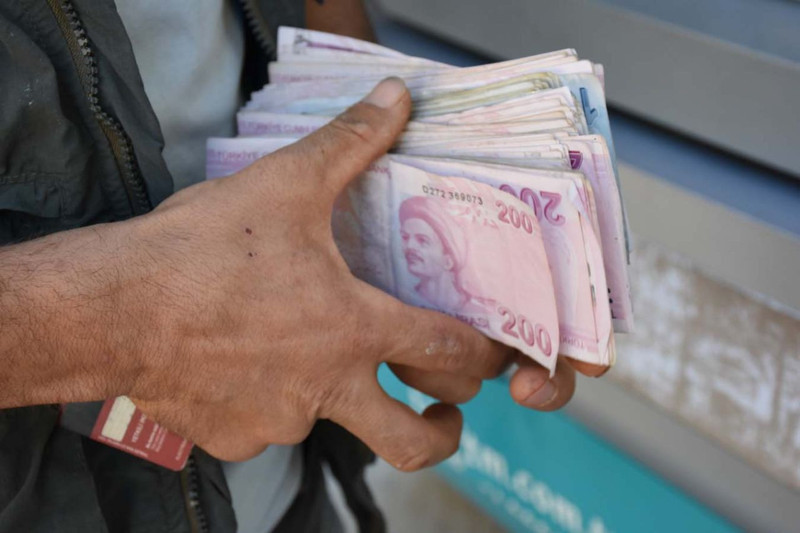 Şanlıurfa’da ATM'ye giden gençler ATM'nin para gözüne bakınca gördükleri manzaraya inanamadı. Tek 1 hareket yaptılar - Resim: 3