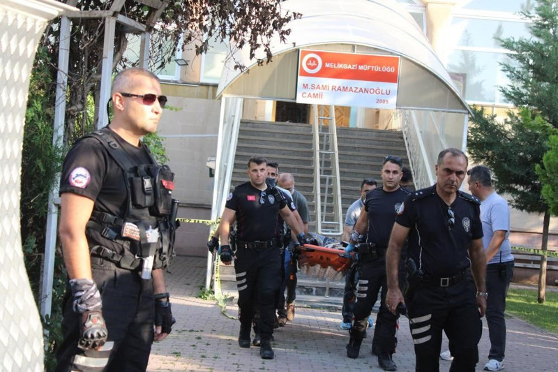 Camide boğazını keserek öldürmüştü... Cani soğukkanlılıkla anlattı: "Şimdi git kocanın leşini topla" - Resim: 2