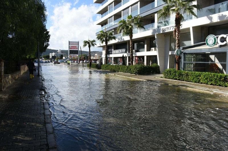 İzmir ve Muğla'yı sağanak vurdu! Yollar göle döndü! Evleri su bastı - Resim: 2