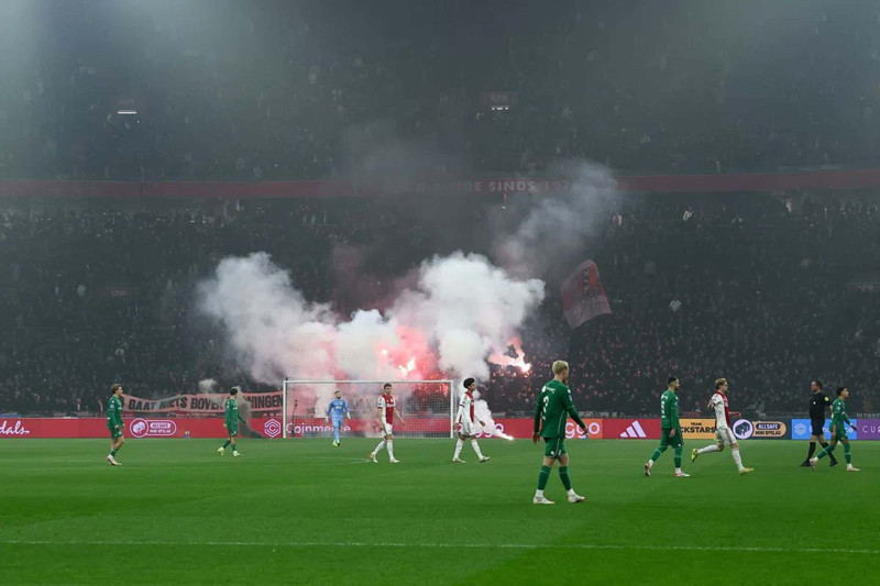 Dev maçta skandal! Stadyum alev aldı! Futbolcular soyunma odasına kaçtı, maç tatil edildi - Resim: 1