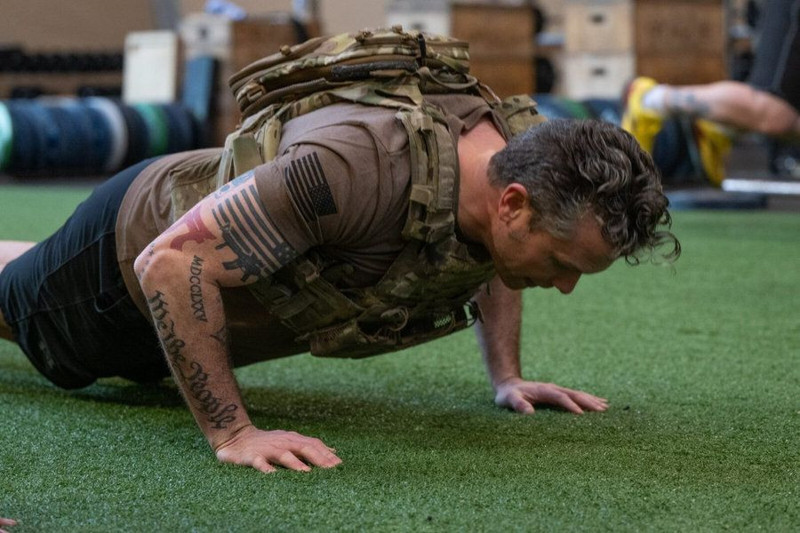 Trump'ın Savaş Bakanı Pete Hegseth'in pazusundaki "Kafir" dövmesi şok etti! - Resim: 6