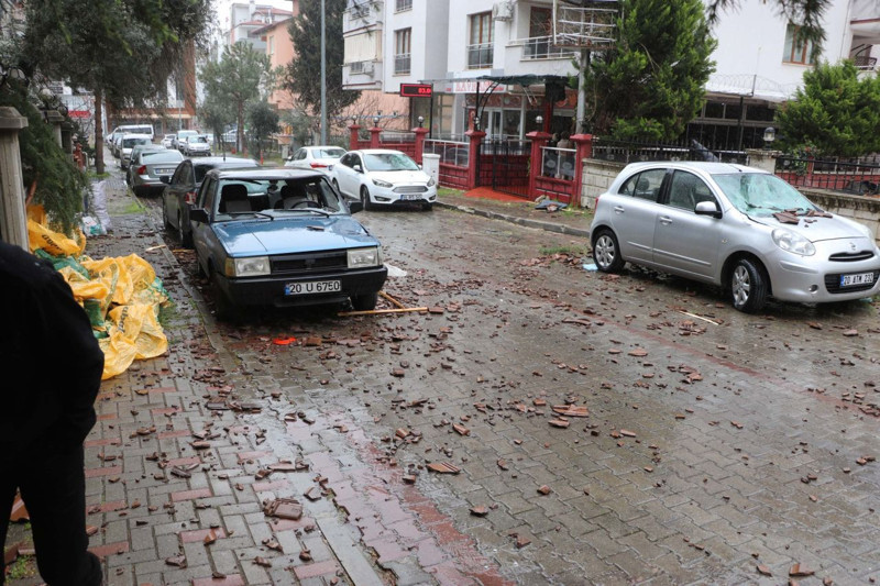 Denizli'de fırtına ortalığı savaş alanına çevirdi; ağaçlar devrildi, çatılar uçtu! - Resim: 2