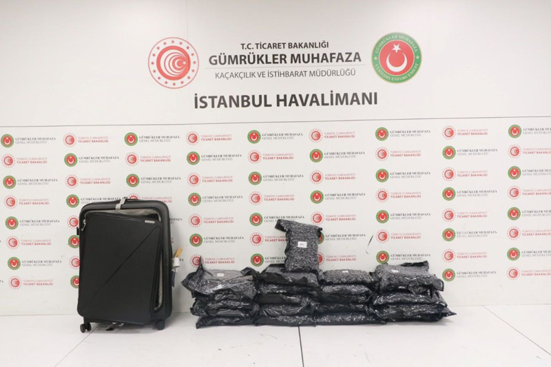 İstanbul Havalimanı'nda dev operasyon! Valiziyle yakalandı: 20 milyon değerinde olduğu anlaşıldı - Resim: 4