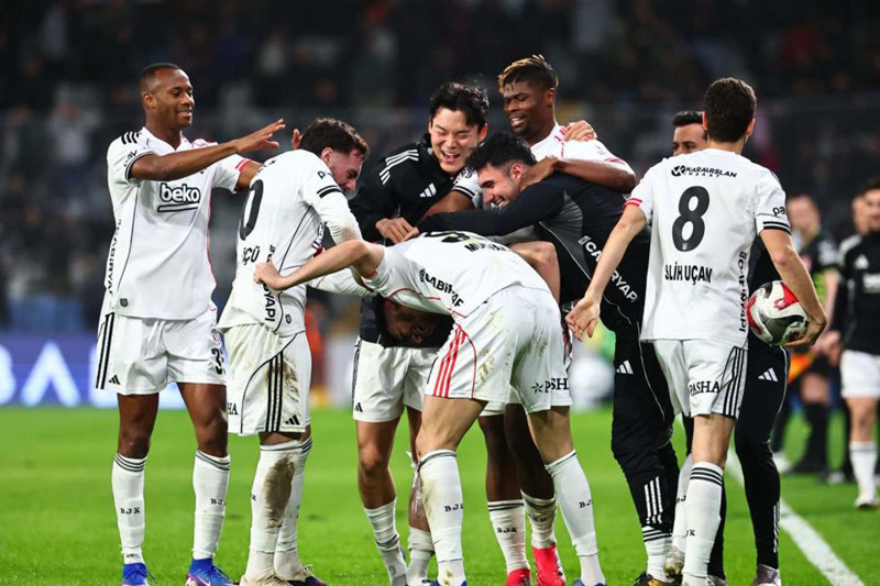 Beşiktaş'ta beklenen ayrılık gerçekleşti! Sonraki satışından pay alınacak - Resim: 2