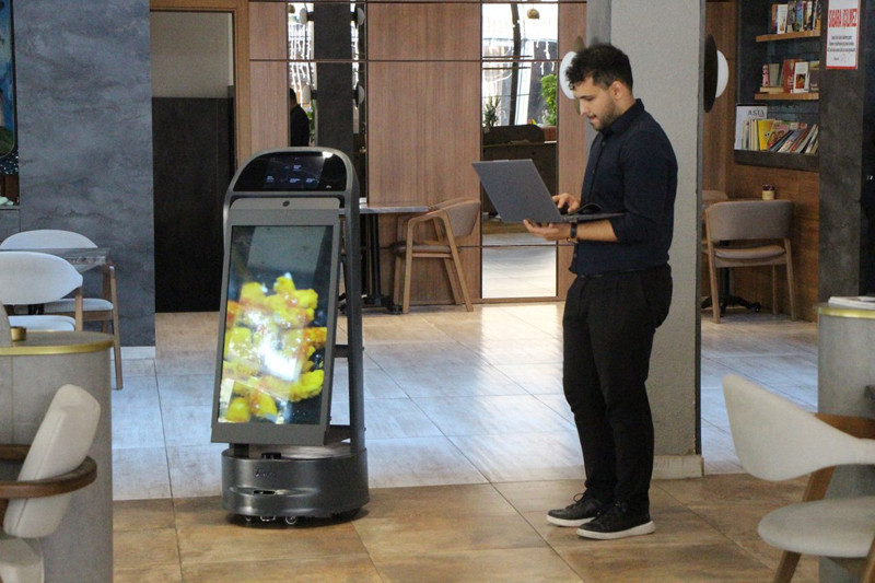 Amasya’da ilginç anlar! Robot garson kendini merdivenlerden attı: “Çalışma stresi yaşadığını düşünüyoruz, izin verdik” - Resim: 7