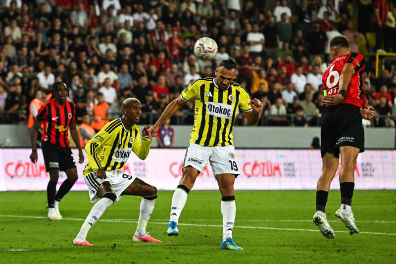 Şampiyonlar Ligi’nde kritik randevu! Fenerbahçe, Lyon’u konuk edecek! İsmail Kartal kararını verdi! İşte muhtemel ilk 11’ler - Resim: 1