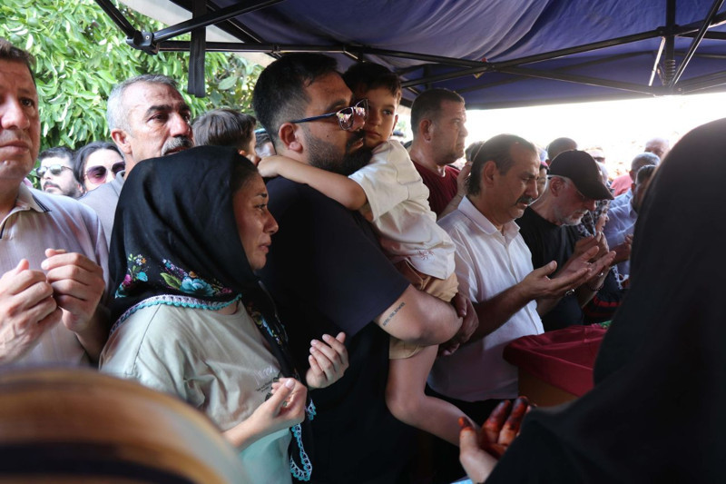 Bir babanın kaldırabileceği en ağır yük: Bebeğinin tabutunu kucağında kabre kadar taşıdı! - Resim: 3