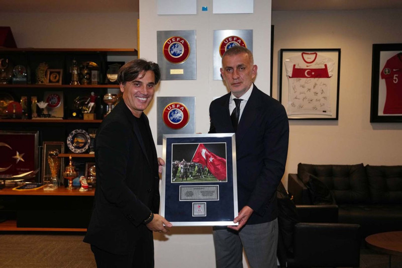 TFF Başkanı Hacıosmanoğlu, Montella ile vedalaştı! İtalyan teknik adama anlamlı hediye - Resim: 5
