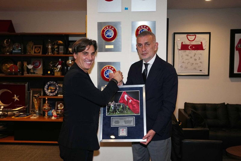 TFF Başkanı Hacıosmanoğlu, Montella ile vedalaştı! İtalyan teknik adama anlamlı hediye - Resim: 4