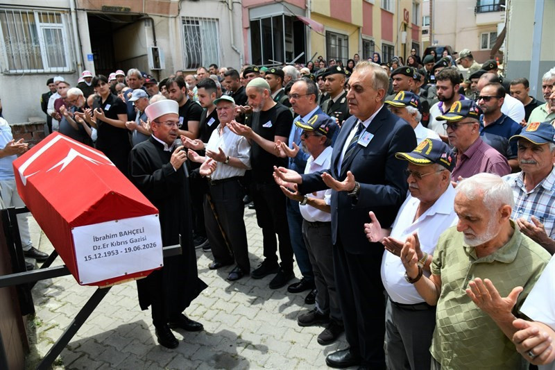 Kıbrıs Gazisi İbrahim Bahçeli son yolculuğuna uğurlandı - Resim : 1