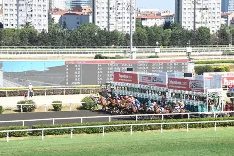 Gazi Koşusu'nda şıklık yarışı! Atlar değil, ünlüler birbiriyle yarıştı - Resim: 1