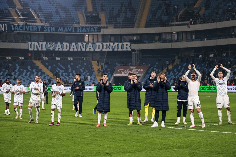 Mourinho kadrodan bir stoper daha çıkardı! 3 milyon euroluk yıldız mest etti! 40 yıllık Fenerbahçeli gibi oynadı - Resim: 2