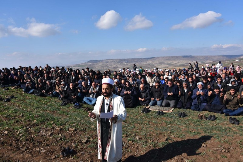 Şanlıurfa'da çiftçiler, yağmur duasına çıktı: Kurbanlar kesildi, dualar edildi - Resim: 1