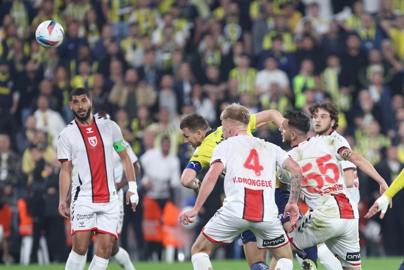 Fenerbahçe’de taşlar yerinden oynayacak! 5 yıldız topuna ağzına geldi! Takımda kalmaları artık çok zor - Resim: 2
