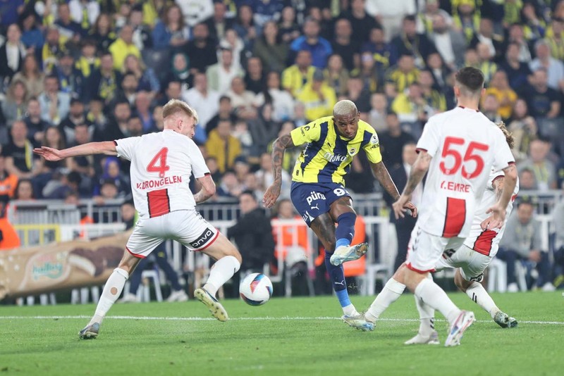 Fenerbahçe’de taşlar yerinden oynayacak! 5 yıldız topuna ağzına geldi! Takımda kalmaları artık çok zor - Resim: 3