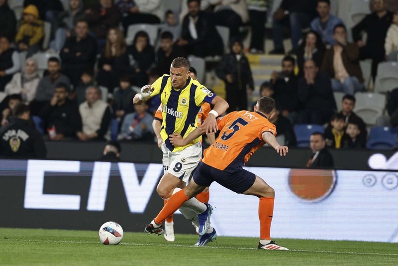 Herkes gitmesini bekliyordu! Fenerbahçe’de şaşkınlık yaratan gelişme! 4.2 milyon euroluk yıldız kalmak için dünya devini bekletiyor - Resim: 5