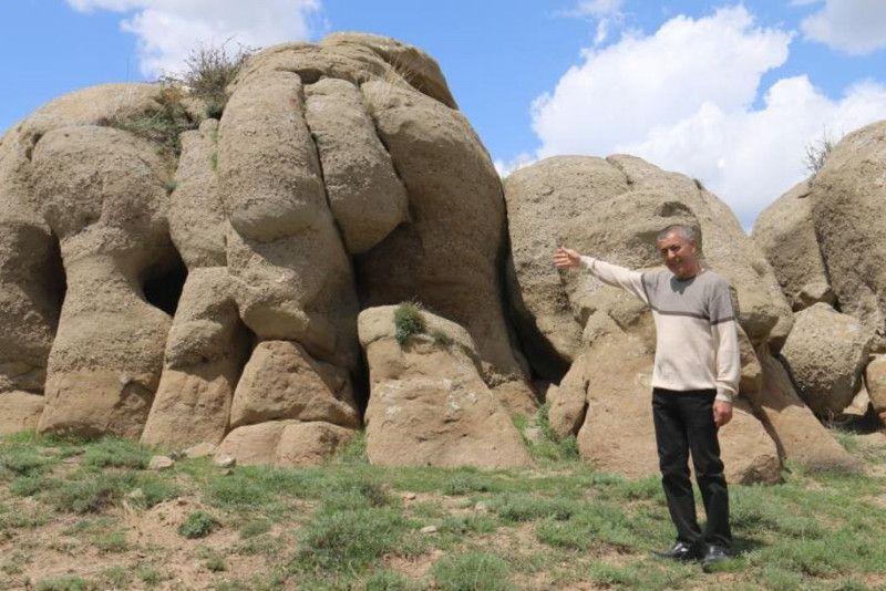 Sivas'ta bozkırın ortasında duruyor sırrı çözülemedi... Her biri 5 metreye kadar uzanıyor, yoldan geçen herkes yanında duruyor - Resim: 1