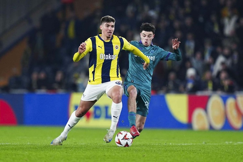 Mourinho’dan Fenerbahçelileri kızdıran hamle! 25 milyon euroluk yıldızı kulübeye hapsetti! Taraftarları çıldırttı - Resim: 6
